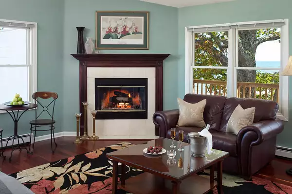 Sitting area with fireplace